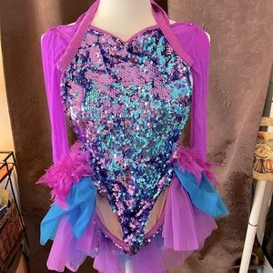 Dance costume with sequin and feathers